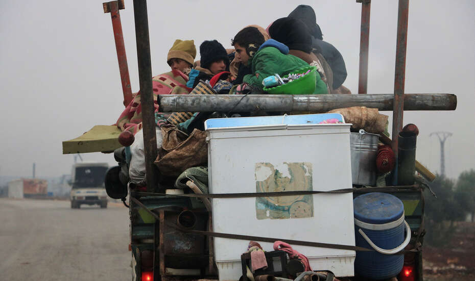 Auf der Flucht vor dem Bürgerkrieg: Voll beladener Transporter mit Hausrat