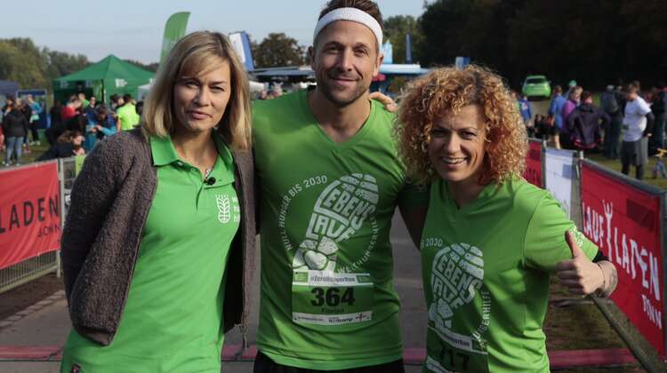 Gesine Cukrowski, Florian Ambrosius und Lucy Diakovska in Läufertrikots