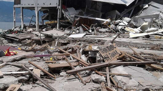 Zerstörung nach dem Tsunami in Indonesien. Bild: Ein zerstörtes Haus.
