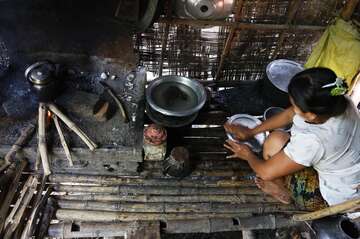 Zum Überleben reicht es gerade so Ma Zin Mar Htwe beim Kochen