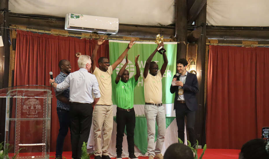 Gruppe Menschen bei der Siegerehrung auf der Bühne des Innolab 2024 in Nairobi