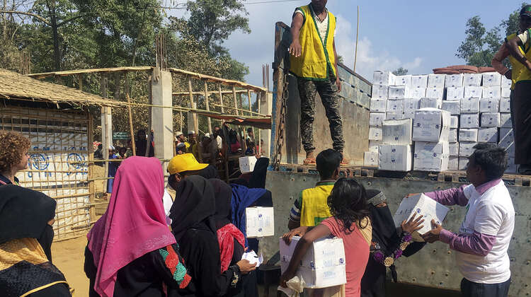 2018-rohingya-krise-hygiene-kits-bangladesch-welthungerhilfe-01.jpg Geflüchtete der Rohingya nehmen Pakete von einem Lastwagen entgegen