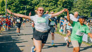 Zu sehen sind zwei jubelnde Frauen, die am Zero Hunger Run teilgenommen haben.