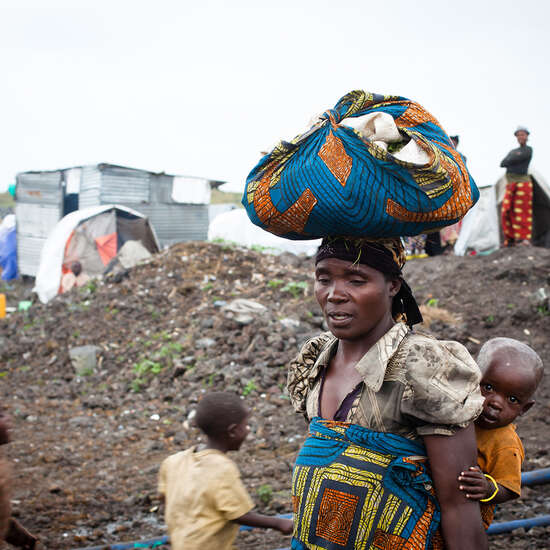 Frau mit Baby flüchtet nach Uganda