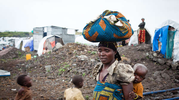 Frau mit Baby flüchtet nach Uganda