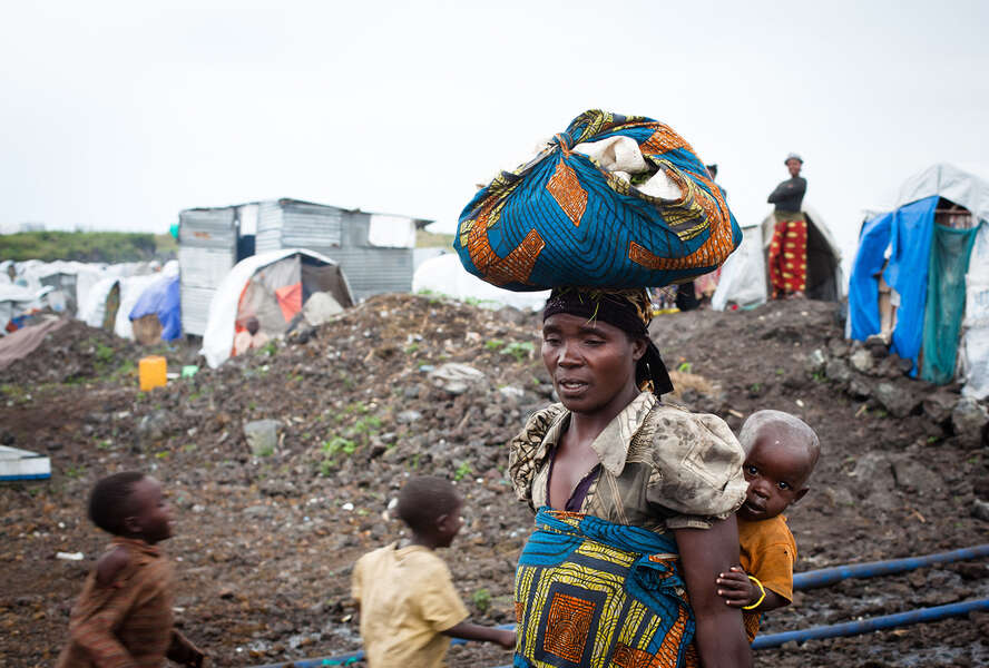 Frau mit Baby flüchtet nach Uganda