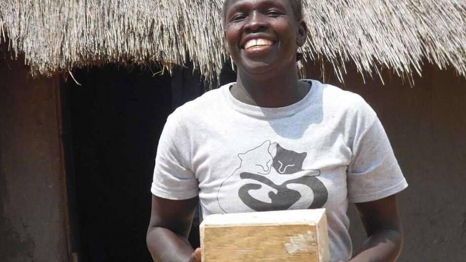 Hellen Achola hat sich eine Spar-Box gebaut und versucht täglich etwas zurück zu legen.