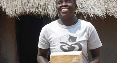 Hellen Achola hat sich eine Spar-Box gebaut und versucht täglich etwas zurück zu legen.