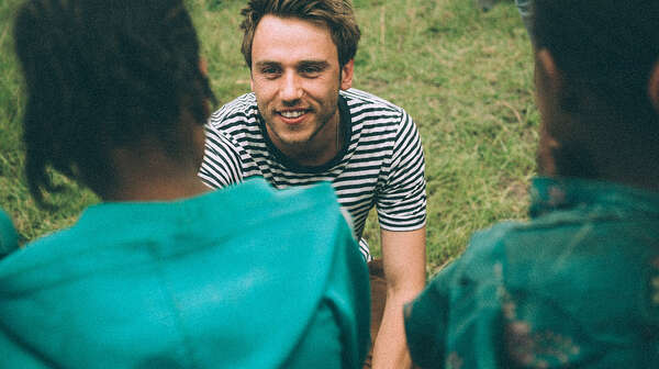 Sänger Clueso trifft Menschen in Afrika