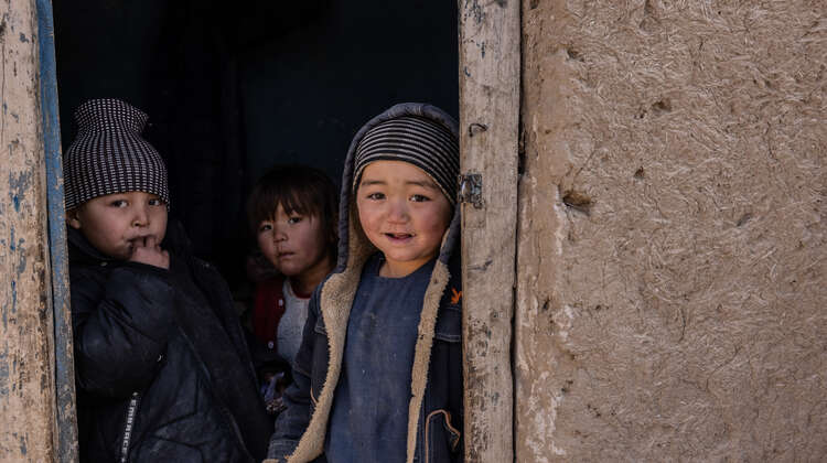 Drei Kinder von Familien, die in Afghanistan Lebensmittelhilfe von der Welthungerhilfe erhalten haben
