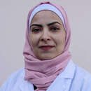 Eine der Frauen, die sich in einer Suppenküche engagiert, schaut stolz in die Kamera.