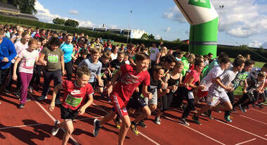 Viele Schülerinnen und Schüler starten den Lauf.