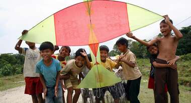 Kinder auf der Insel Simeulue mit Drachen