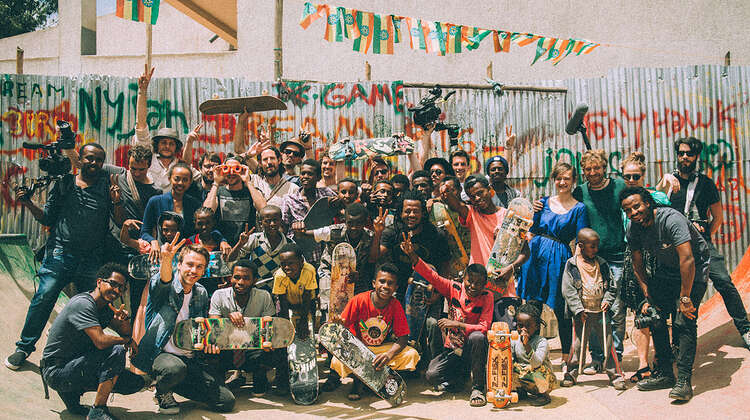 Clueso mit einer Gruppe von Skatern in Addis © Christoph Köstlin