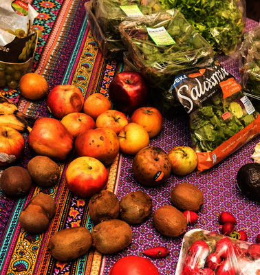 Verschiedene Lebensmittel auf einer Decke.