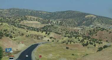 Hügelige Landschaft mit einer Straße in der Mitte im Nordirak