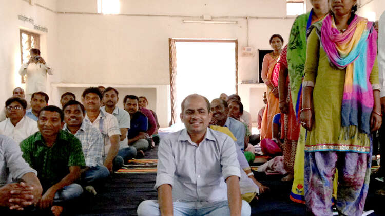 Teilnehmer des Planungs- und Leadership-Workshop für lokale Aktivisten sitzen zusammen.