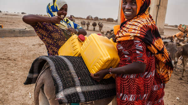 Jahresbericht-Welthungerhilfe-2019-Somaliland-Frauen-Esel-Verteilung-Wasser-2020.