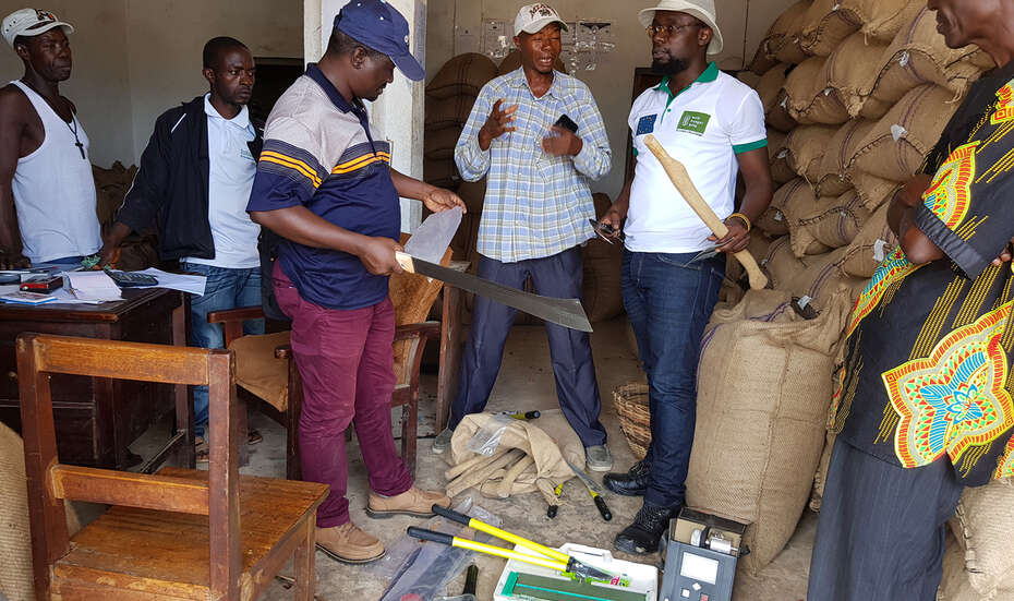 farmer-erhalten-werkzeug-zur-herstellung-von-kakao-sierra-leone-2020. farmer-erhalten-werkzeug-zur-herstellung-von-kakao-sierra-leone-2020.