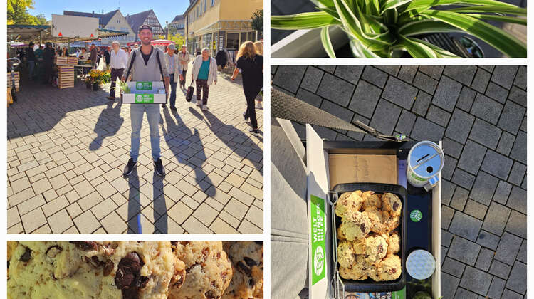 Bildcollage von einem Mann, der auf einem Marktplatz Kekse in seinem Bauchladen verkauft.