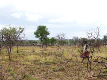 Maria läuft an ihrem Dorf Narisae vorbei.