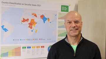 Josef Frei vor einer Karte zum WeltRisikoBericht, Bonn 2022.