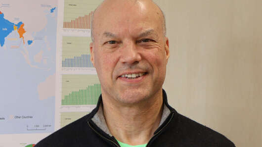 Josef Frei vor einer Karte zum WeltRisikoBericht, Bonn 2022.