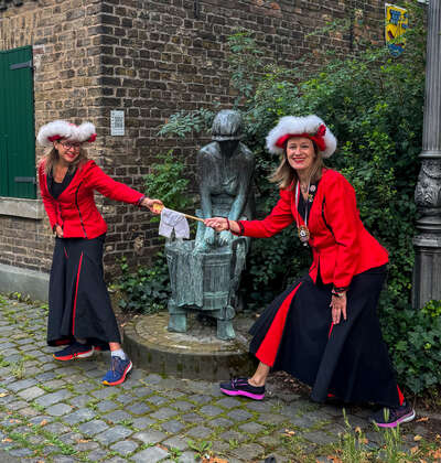 Zu sehen sind Patty Burgunder (links im Bild) und Anja Kranz (rechts) des Beueler Damenkomittees.