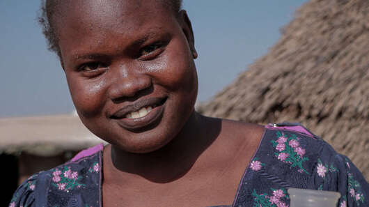 Eine junge Frau zeigt eine Menstruationstasse, Bentiu, Unity State, Südsudan Januar 2022. 