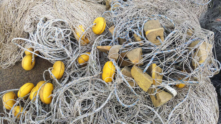 2019-fischer-liberia-fischernetze-C_Chelleh-Mitchell-16-9.jpg Nahaufnahme von Fischernetzen