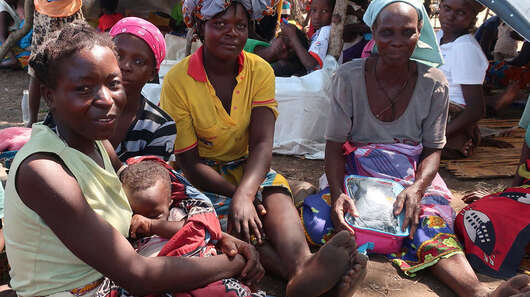 Eine Gruppe Menschen vor dem Aufnahmezentrum Lamego in Mosambik.