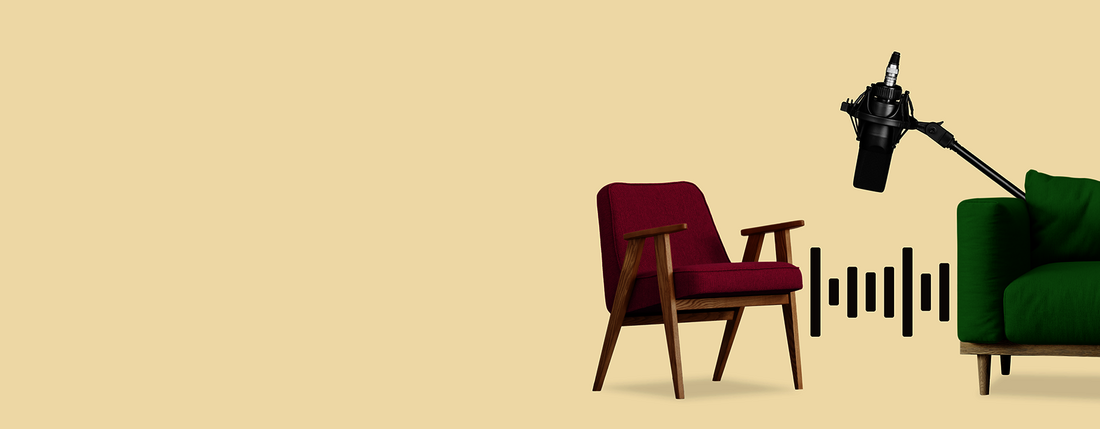 Ein dunkelroter und ein grüner Sessel sowie ein Mikrofon vor gelbem Hintergrund. 