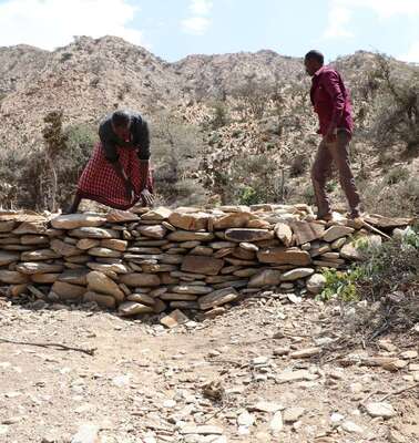 in Somaliland herrscht 2017 eine verheerende Dürre. Dorfbewohner bauen einen Staudamm.