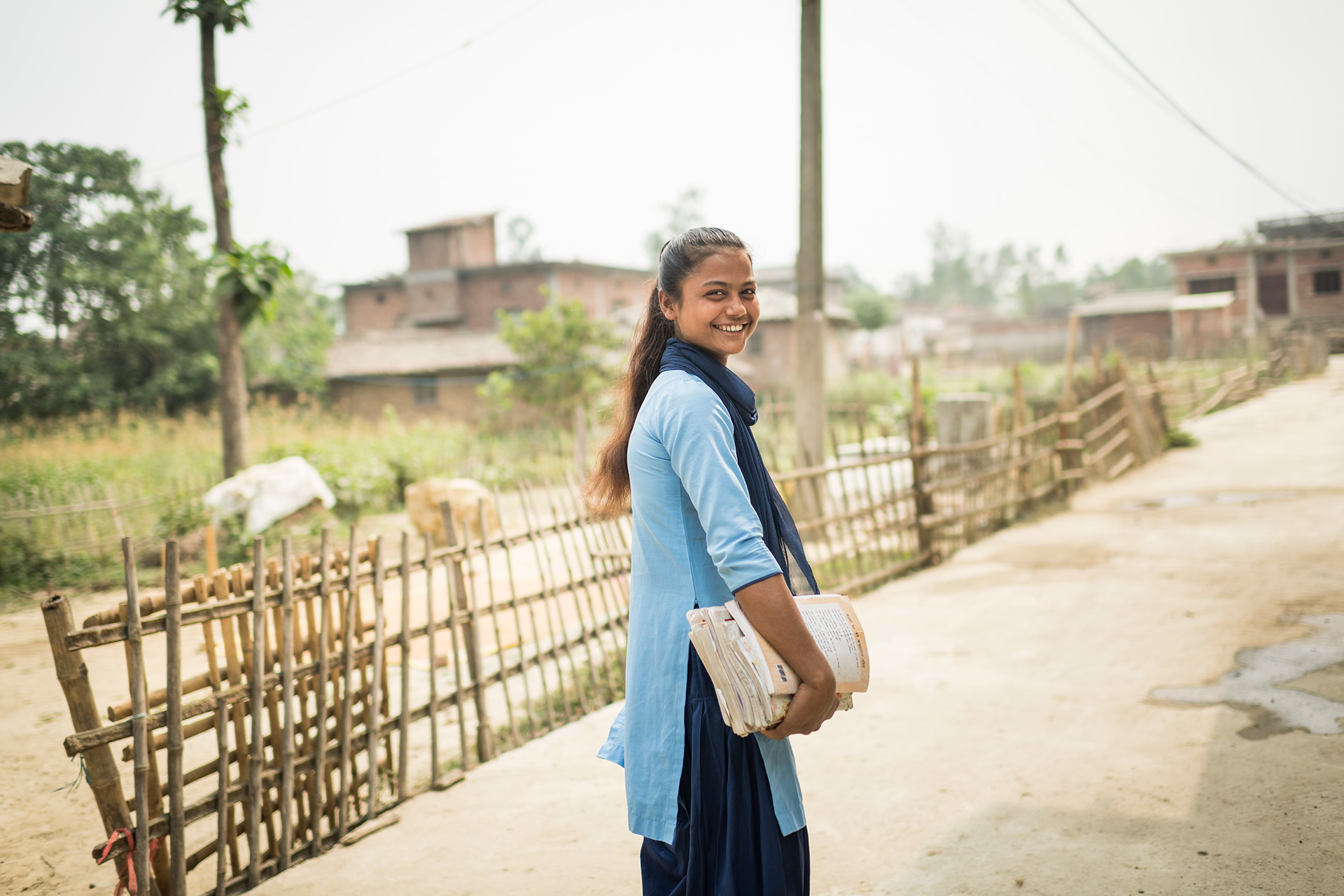 Ein Mädchen in Nepal auf dem Weg in die Schule.