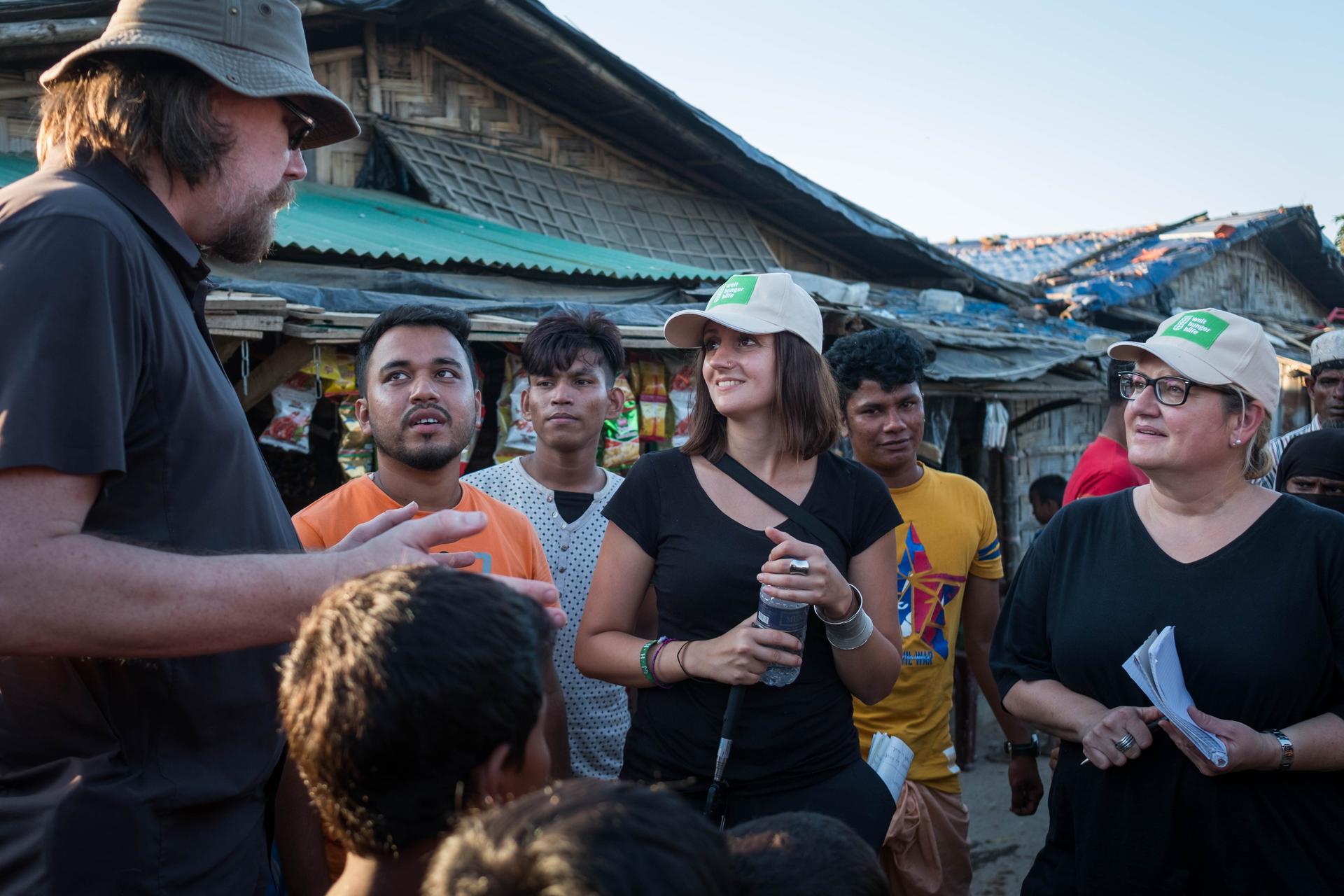 Welthungerhilfe-Mitarbeiterin Jessica Kühnle (Mitte) im Camp Leda in Bangladesch.