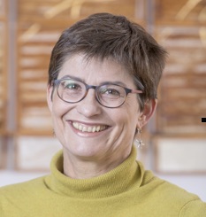 Corinna Kreidler, arbeitet als unabhängige Expertin seit 20 Jahren in der humanitären Hilfe, vor allem in Krisenländern wie Angola, Liberia, Sudan und DR Kongo. 