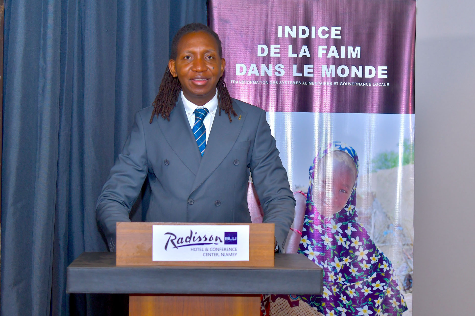 Jameson Gadzirai steht an einem Rednerpult