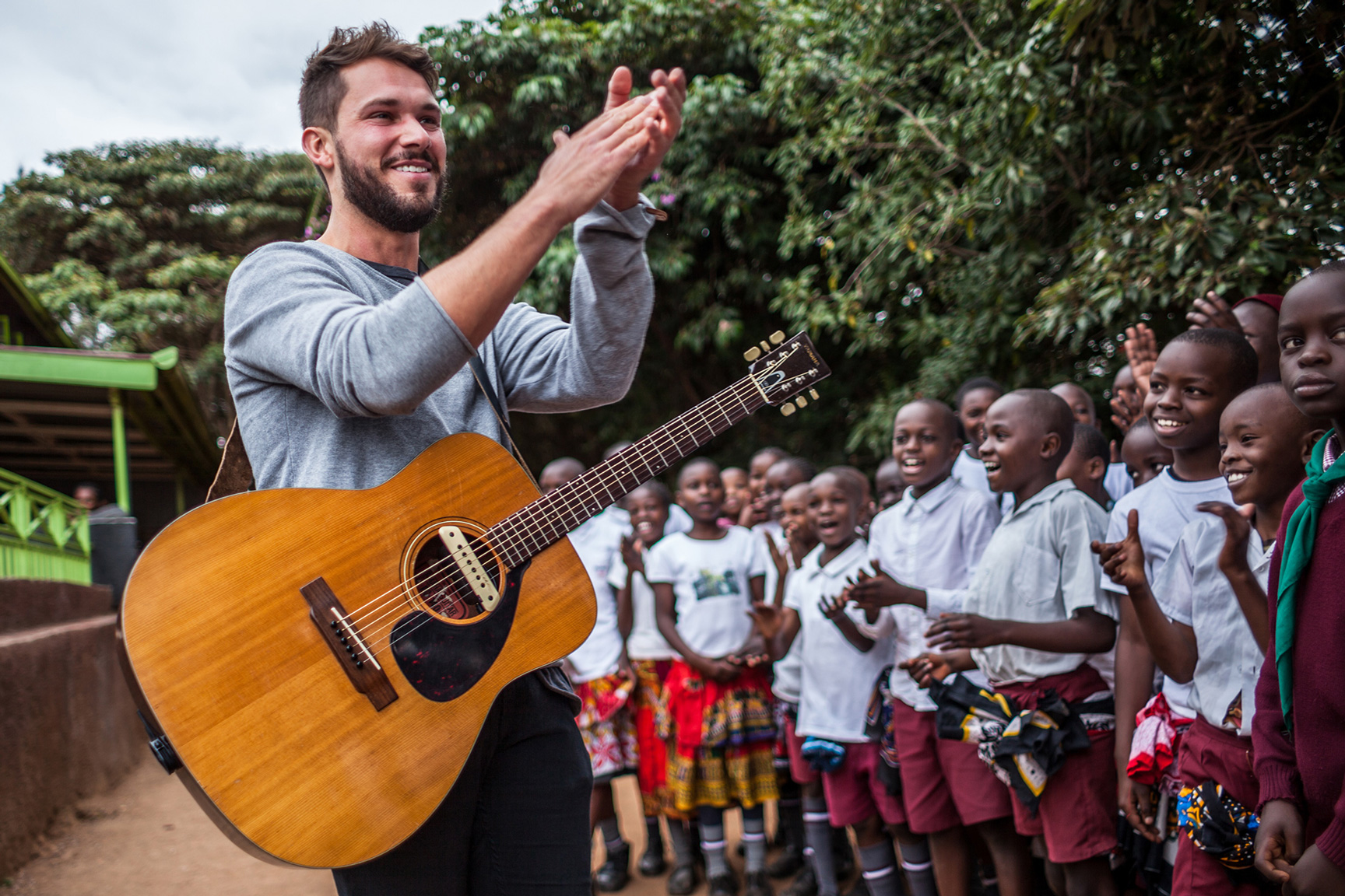 Sänger und Songwriter Robert Redweik mit Gitarre bei seinem Besuch des "Skill up!"-Projekts der Welthungerhilfe in Kenia.