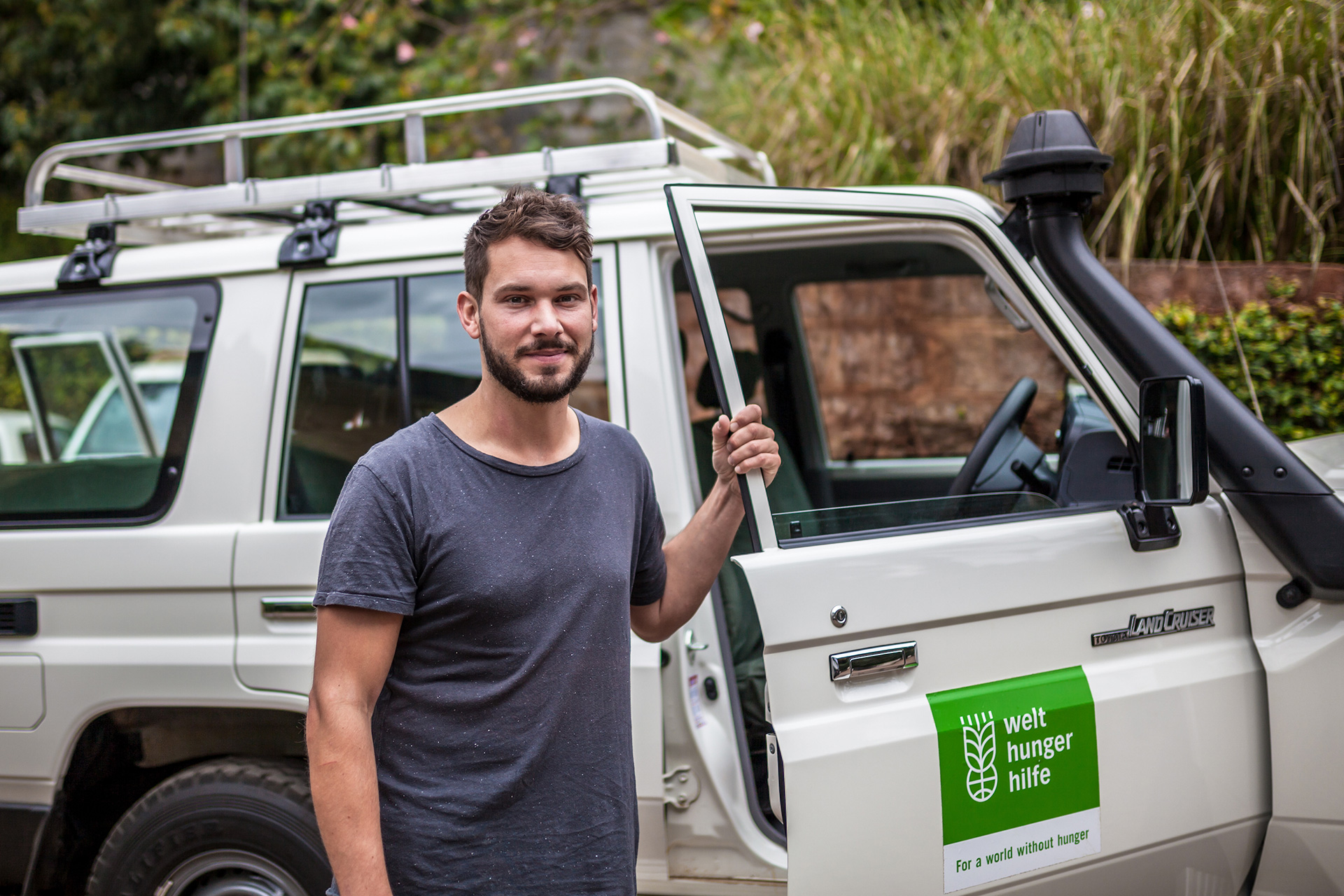 Robert Redweik vor einem Geländewagen der Welthungerhilfe.