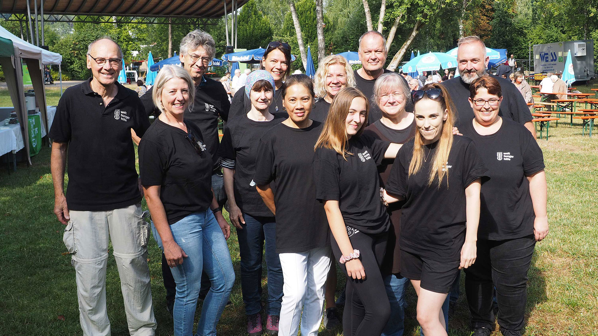 Aktionsgruppe Hungerhilfe in Pegnitz e.V. - Gruppenbild mit schwarzen Welthungerhilfe T-Shirts