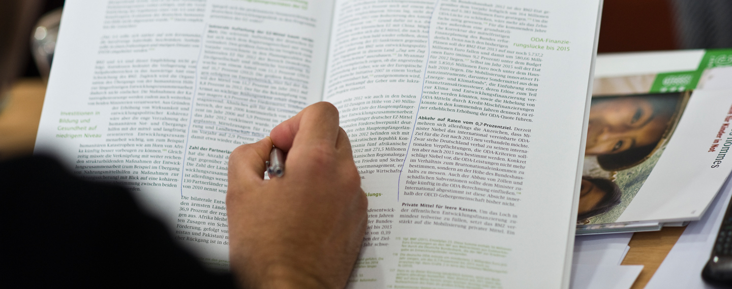 Detailaufnahme: Jemand macht Notizen in einem Buch