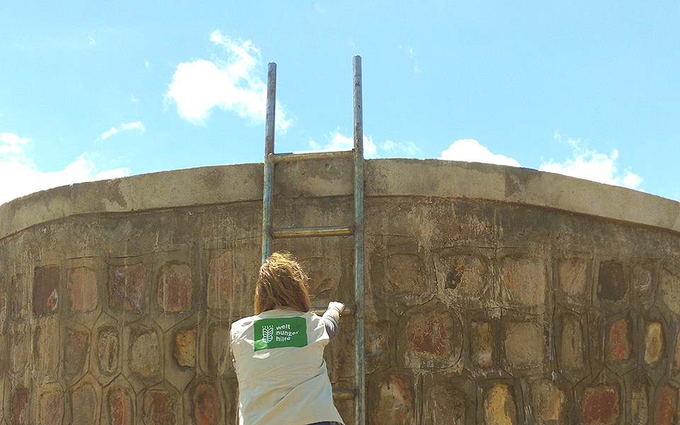 Sandra Schuckmann-Honsel klettert eine Wasseraufbereitungsanlage hinauf.