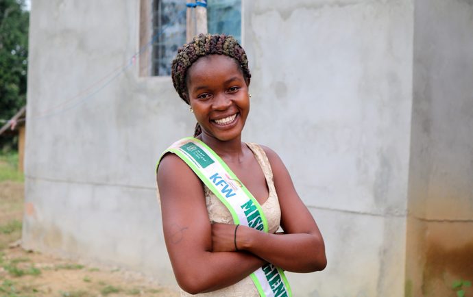 Portraitfoto von Pauline, Miss Hygiene, in ihrem Heimatort Zieh in Liberia