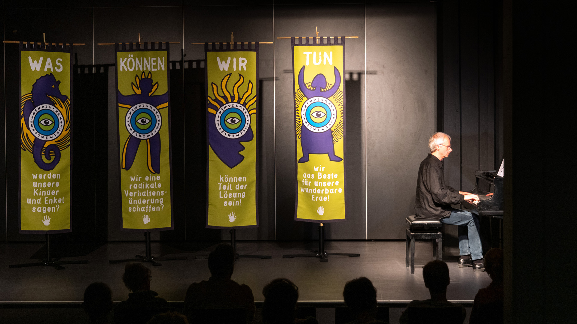 Pianist Roland Vossebrecker am Flügel