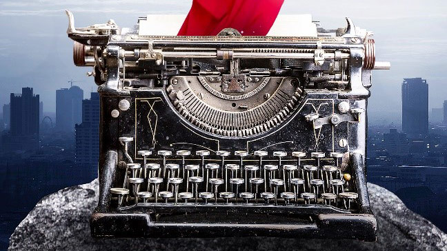 Ausschnitt des Buchcovers "Momente voller Mut". Es ist eine Schreibmaschine zu sehen.