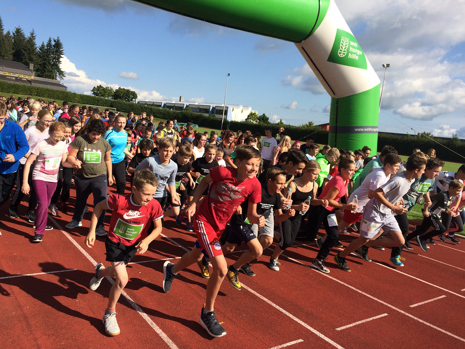 Viele Schülerinnen und Schüler starten den Lauf.