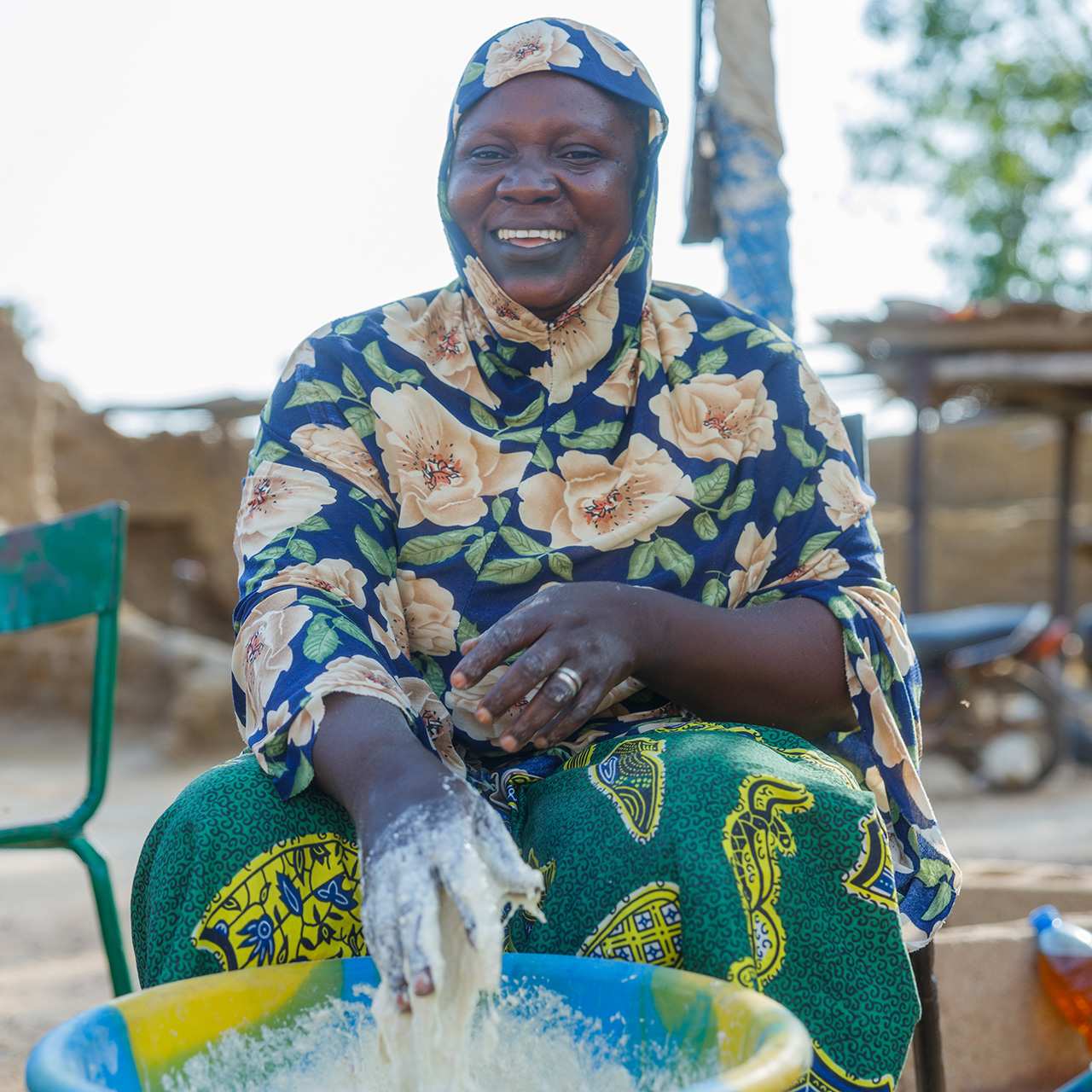Fanta Diarra bereitet Essen zu und verkauft es vor ihrem Haus.