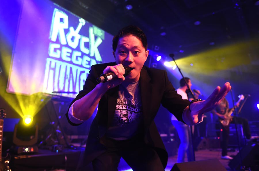 Ein Sänger performt in die Kamera.