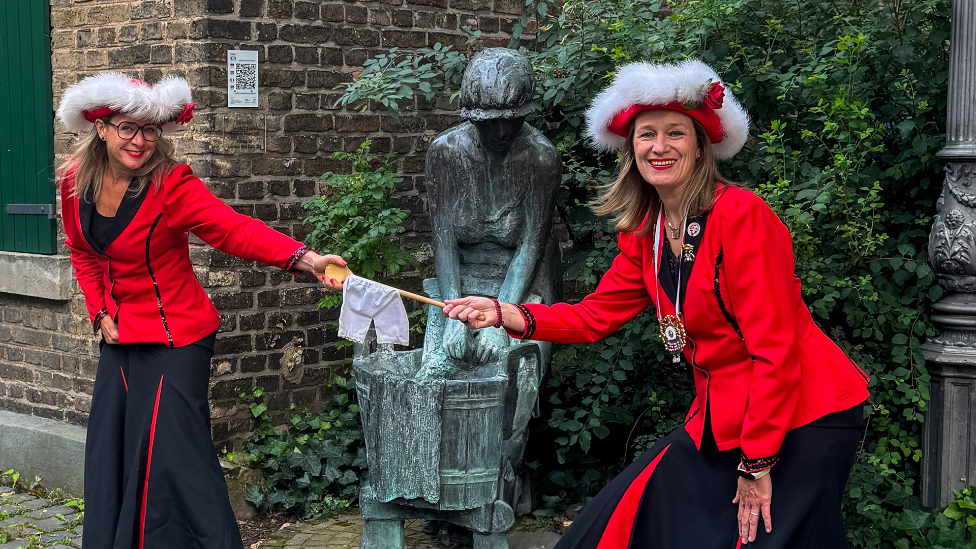 Zu sehen sind Patty Burgunder (links im Bild) und Anja Kranz (rechts) des Beueler Damenkomittees.