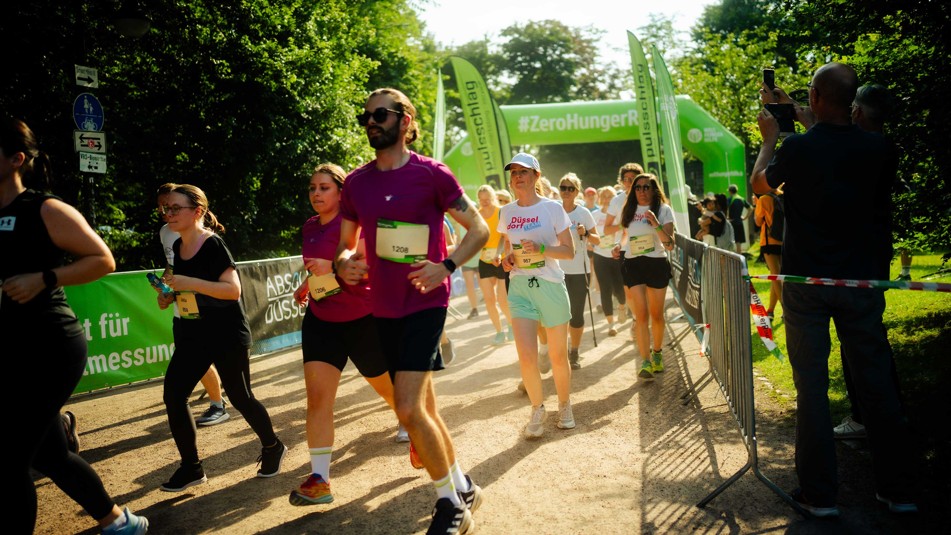 Läufer*innen beim Start des ZeroHungerRun in Düsseldorf